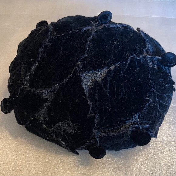 1950’s Black Velvet Fascinator Hat - Picture 3 of 5